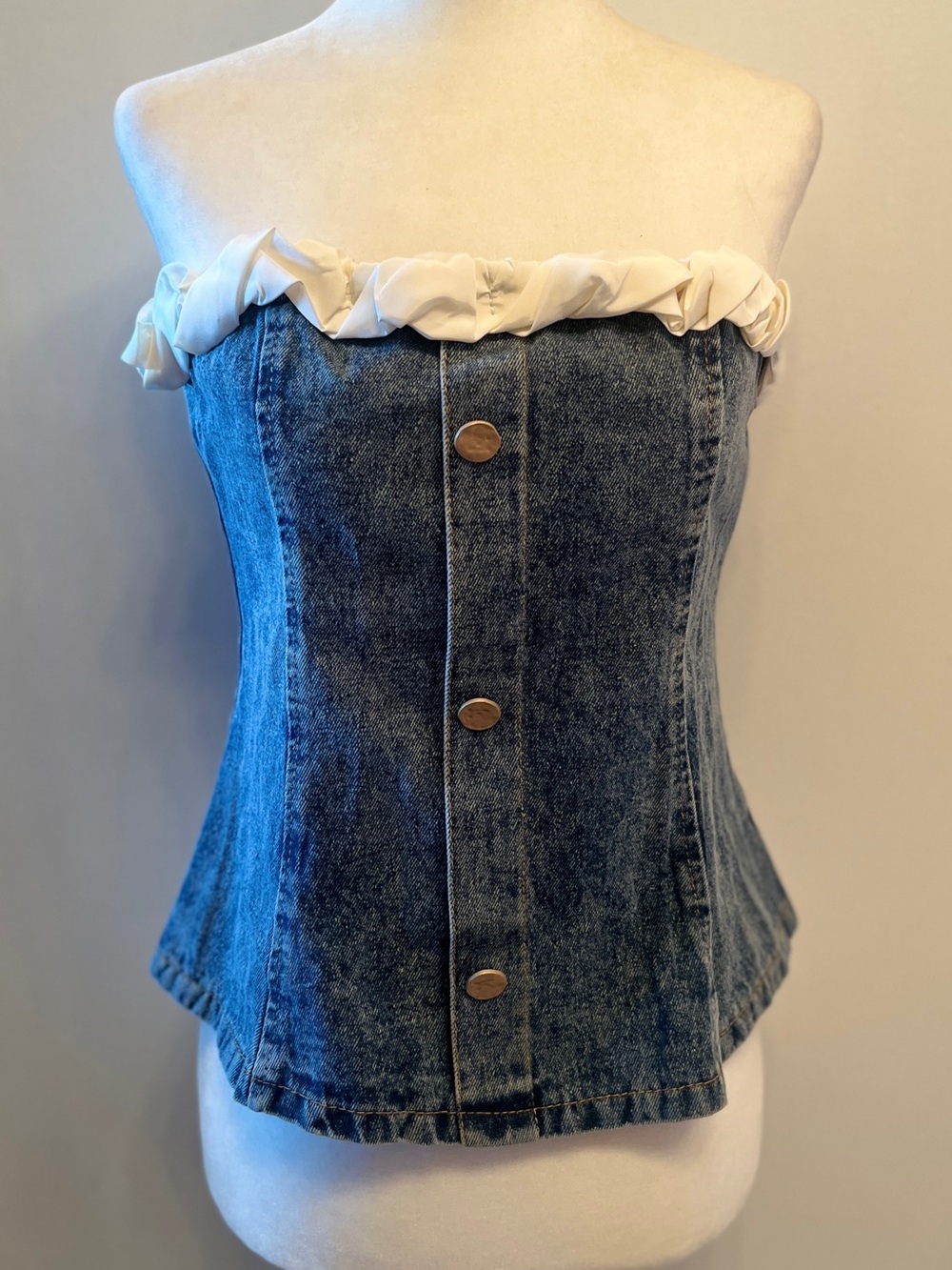 Bustier top contrasting white ruffled trim along the strapless neckline Sz.M